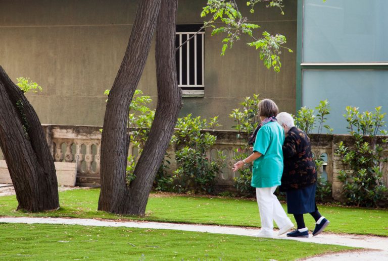 Paseo por el jardin de Masdeu Hogar